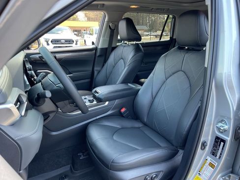 Used 2025 Toyota Highlander Platinum image 22