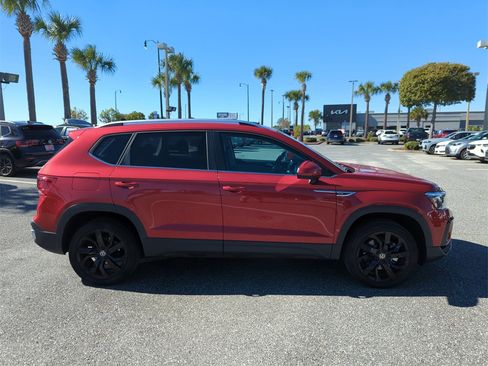 Used 2022 Volkswagen Taos SE w/ Panoramic Sunroof Package image 5