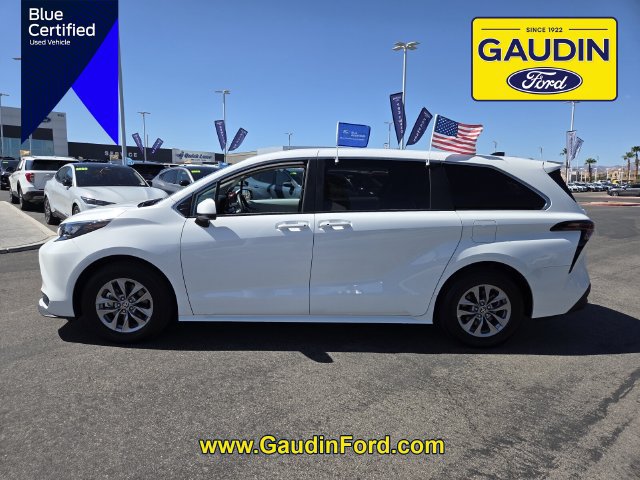 Used 2025 Toyota Sienna LE FWD image 4