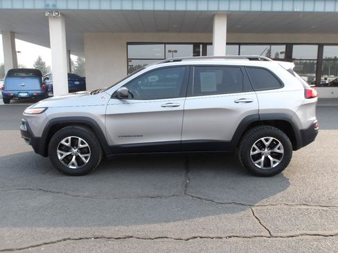 Used 2015 Jeep Cherokee Trailhawk AWD/4WD image 2