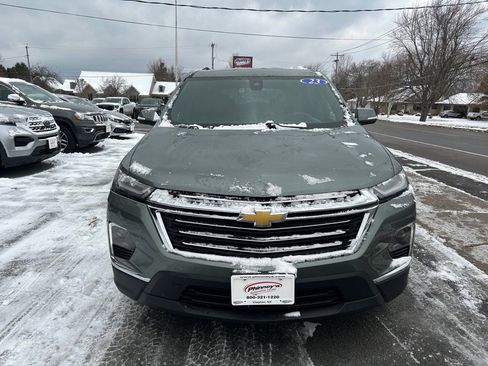 Used 2023 Chevrolet Traverse LT image 2