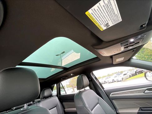 Used 2021 Volkswagen Atlas Cross Sport SE image 12