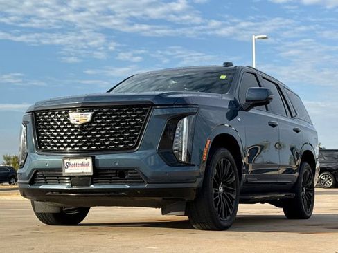 Used 2025 Cadillac Escalade Premium Luxury RWD image 3