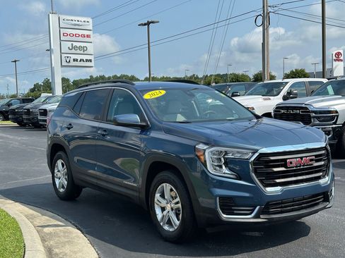Used 2024 GMC Terrain SLE w/ Driver Convenience Package AWD/4WD image 3