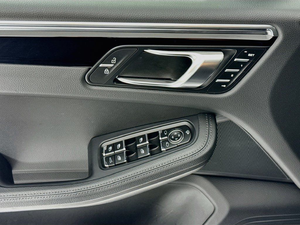 Certified 2025 Porsche Macan AWD/4WD image 11