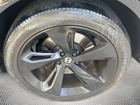 Used 2018 Bentley Bentayga image 34