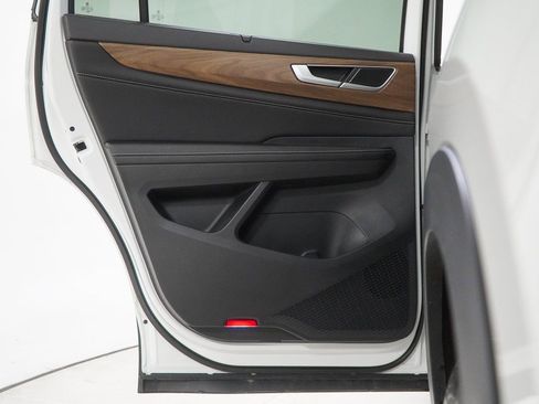 Used 2025 Volkswagen Atlas SE image 49