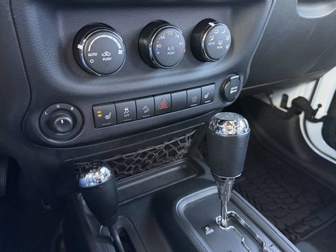 Used 2017 Jeep Wrangler Unlimited Sahara w/ Connectivity Group image 14