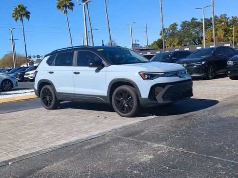 New 2026 Volkswagen Taos SE image 2