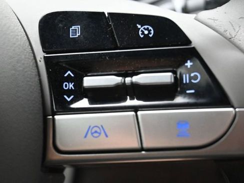 Used 2022 Hyundai Elantra SEL w/ Convenience + Premium Package FWD image 23