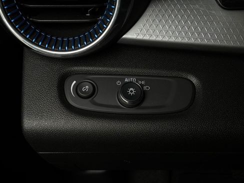 Used 2025 Chevrolet Trax LT FWD image 20