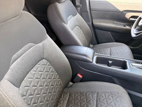 Used 2025 Nissan Kicks SV FWD image 11