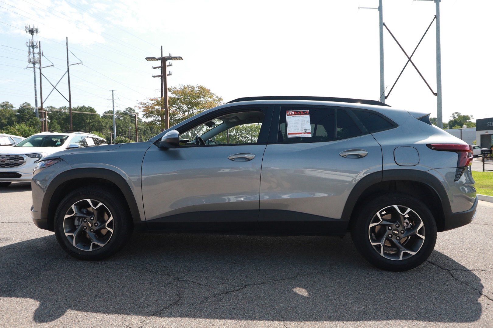 Used 2025 Chevrolet Trax LT w/ LT Convenience Package FWD image 2
