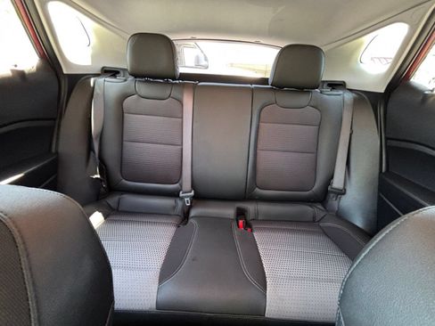 Used 2025 Chevrolet Trax LT FWD image 37