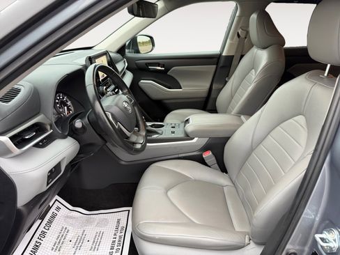 Used 2023 Toyota Highlander XLE image 23