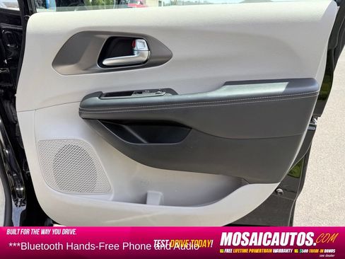 Used 2024 Chrysler Pacifica Touring-L FWD image 9