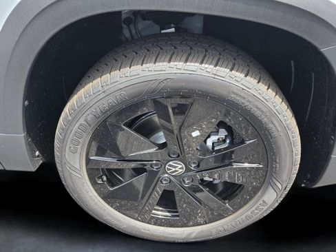 New 2026 Volkswagen Taos SE FWD image 7