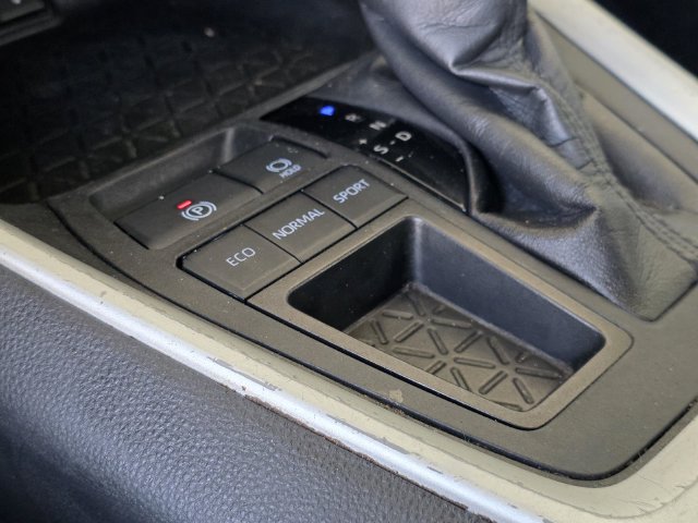 Used 2022 Toyota RAV4 XLE w/ Convenience Package FWD image 22