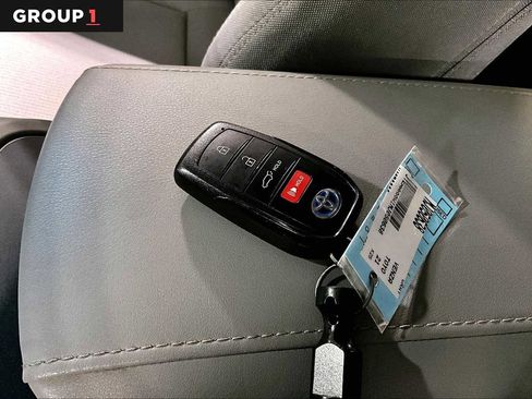 Certified 2021 Toyota Venza LE image 14