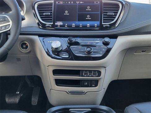 Certified 2022 Chrysler Pacifica Touring-L image 28