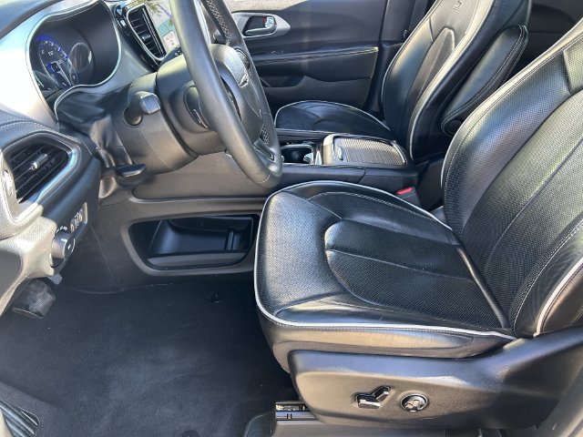 Used 2025 Chrysler Pacifica Limited FWD image 21