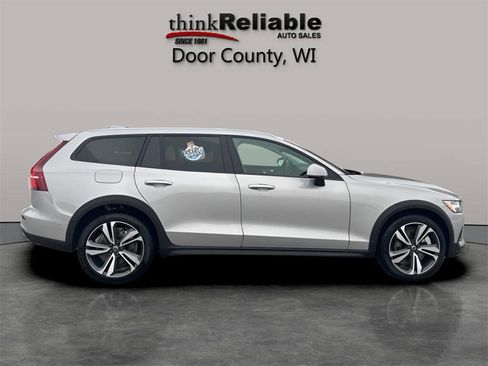 Used 2025 Volvo V60 B5 Cross Country Plus image 6