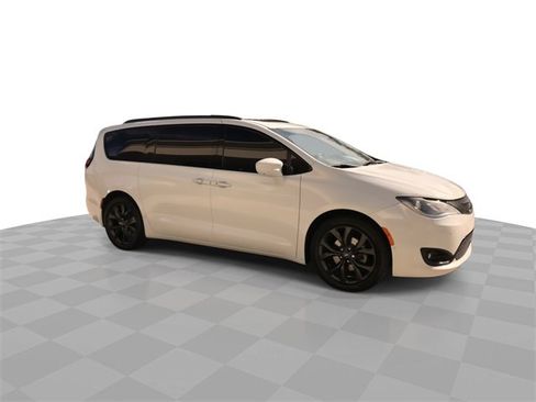 Used 2019 Chrysler Pacifica Touring-L Plus w/ Advanced Safetytec Group image 17