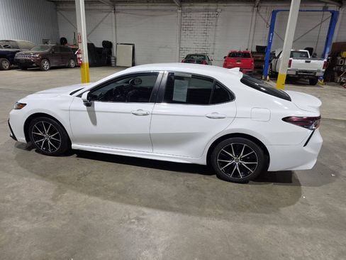 Used 2021 Toyota Camry SE FWD image 6