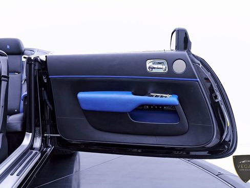 Used 2019 Rolls-Royce Dawn RWD image 40