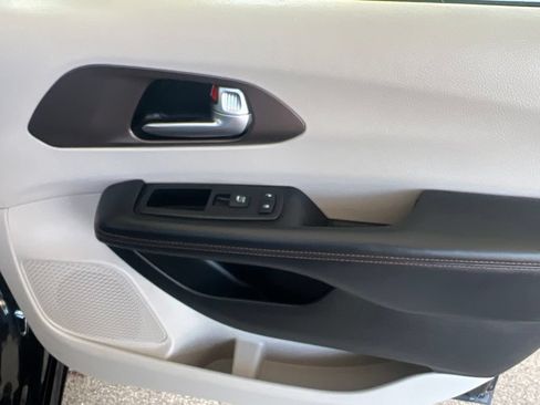 Used 2017 Chrysler Pacifica Touring-L Plus w/ Advanced Safetytec Group FWD image 21