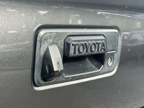 Used 2017 Toyota Tacoma TRD Off-Road AWD/4WD image 10