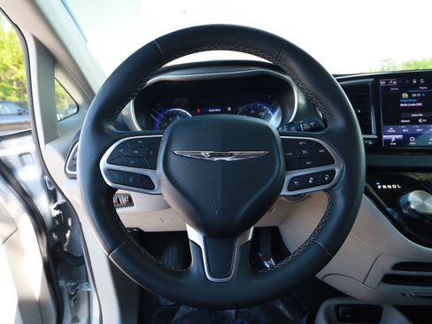 Used 2024 Chrysler Pacifica Touring-L FWD image 9
