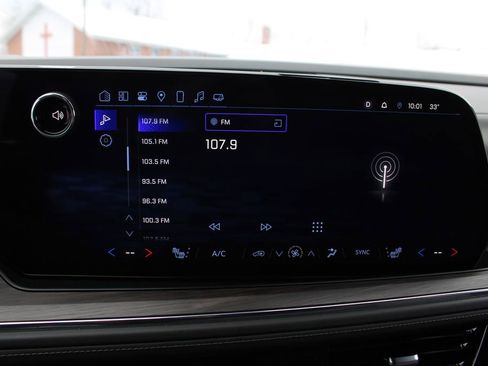 Used 2025 Chevrolet Suburban Z71 image 16