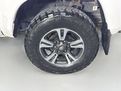 Used 2018 Toyota Tacoma TRD Sport image 30