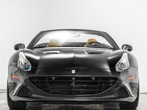 Used 2015 Ferrari California T image 4