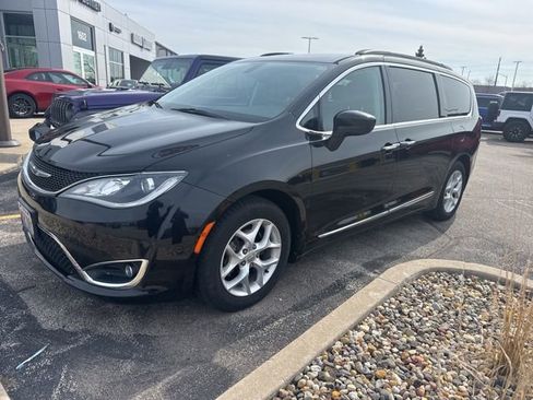 Used 2017 Chrysler Pacifica Touring-L w/ Tire & Wheel Group image 4