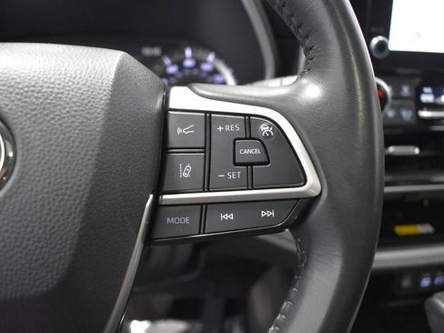 Used 2024 Toyota Highlander XLE AWD/4WD image 29