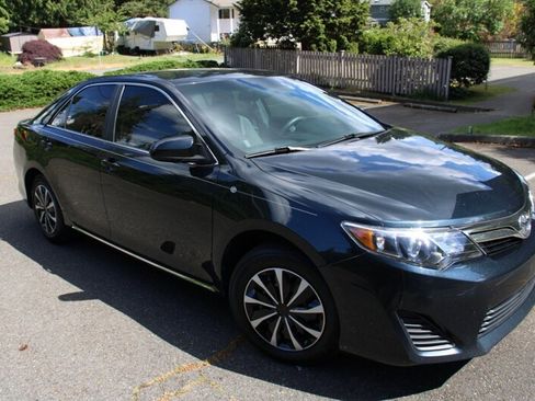 Used 2014 Toyota Camry LE FWD image 2