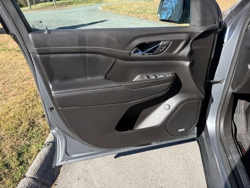 Used 2020 GMC Acadia SLT w/ Driver Alert Package II image 14