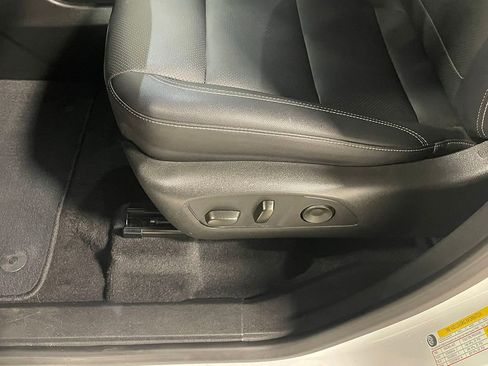 Used 2025 Chevrolet Traverse LT image 24