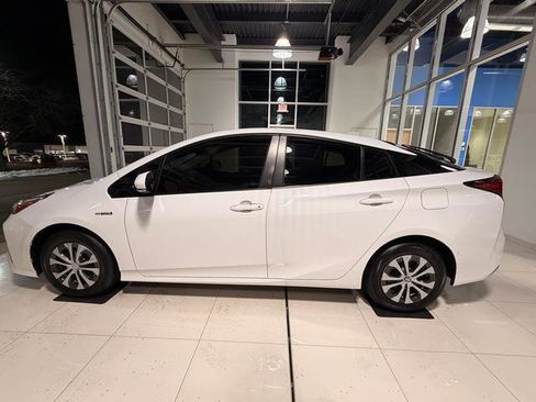 Used 2020 Toyota Prius LE image 4