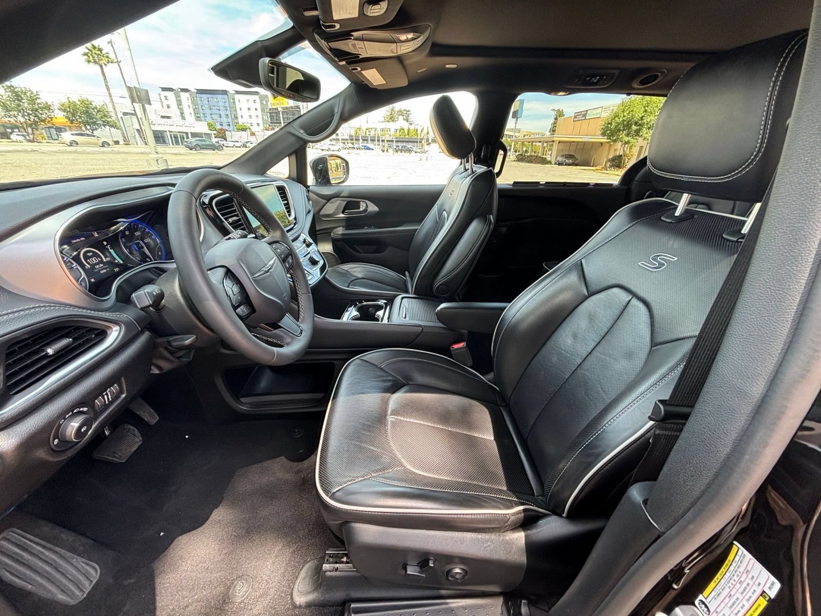 Used 2025 Chrysler Pacifica Limited FWD image 29