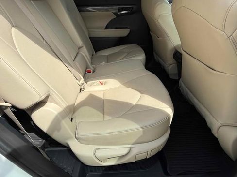 Used 2021 Toyota Highlander Limited image 19