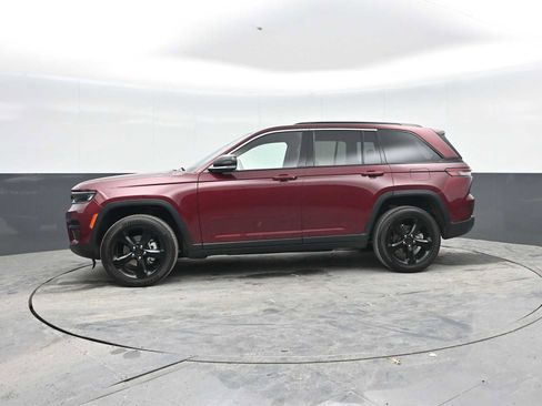 Used 2022 Jeep Grand Cherokee Altitude AWD/4WD image 3