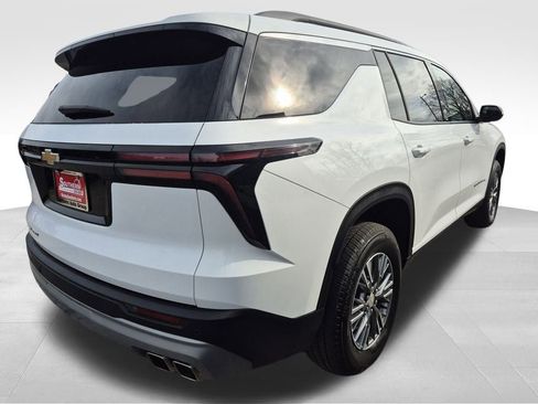 Used 2025 Chevrolet Traverse LT image 11