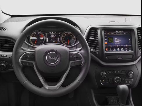 Used 2018 Jeep Cherokee Latitude w/ Cold Weather Group AWD/4WD image 4