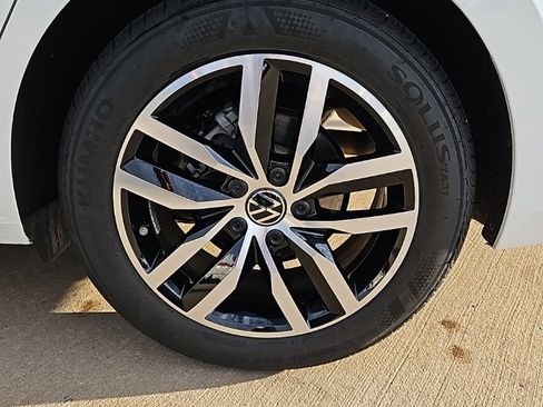 Used 2025 Volkswagen Jetta SE image 9