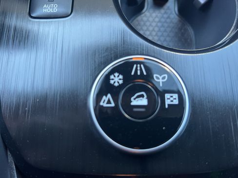 Used 2025 Nissan Rogue SV AWD/4WD image 16