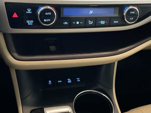 Used 2018 Toyota Highlander XLE AWD/4WD image 19