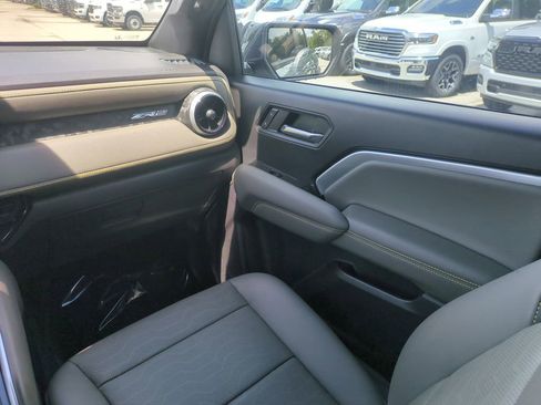 Used 2023 Chevrolet Colorado ZR2 w/ ZR2 Convenience Package III image 18